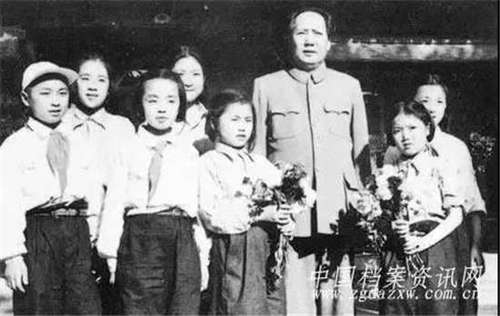 1951年“六一”，毛主席亲切接见八一学校学生代表。.jpg